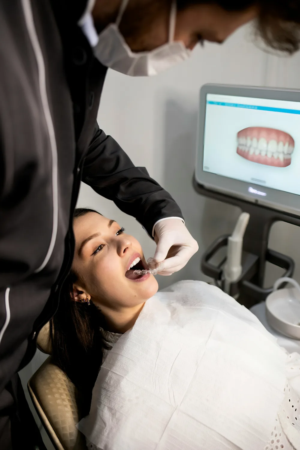 Escaneo intraoral digital con modelo 3D en pantalla